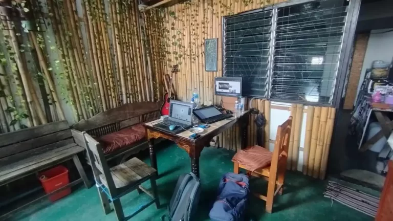 power and table, all lthe Amenities for Technomads